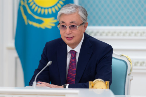 Тоқаев бірден бес заңға қол қойды