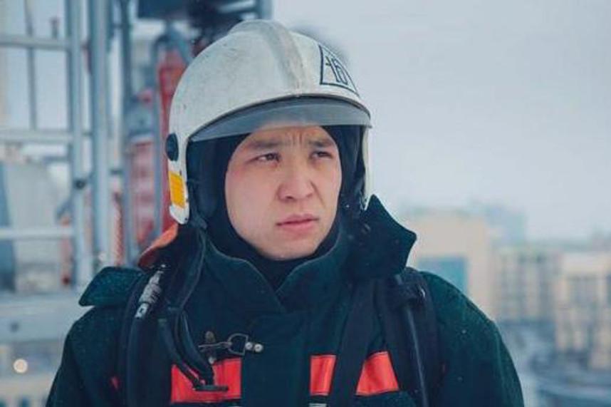 Астанада бірнеше адамды құтқарған өрт сөндірушінің жағдайы ауыр