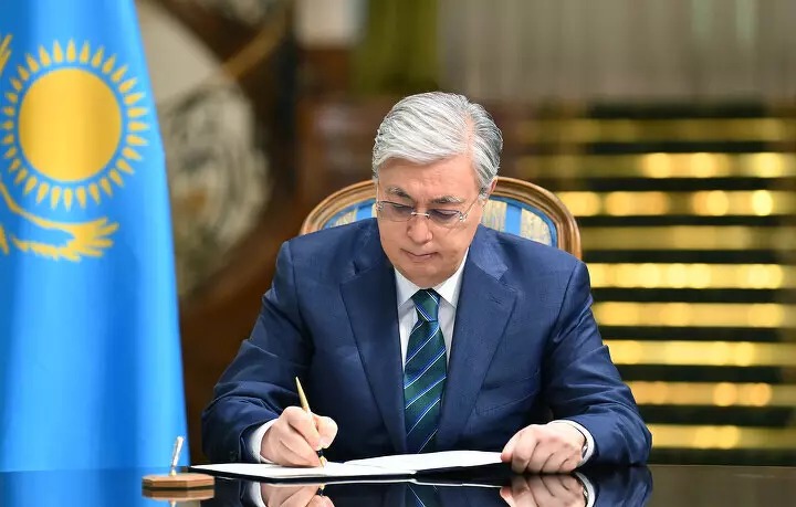 Президент мемлекеттік сыйлық беру туралы жарлыққа қол қойды