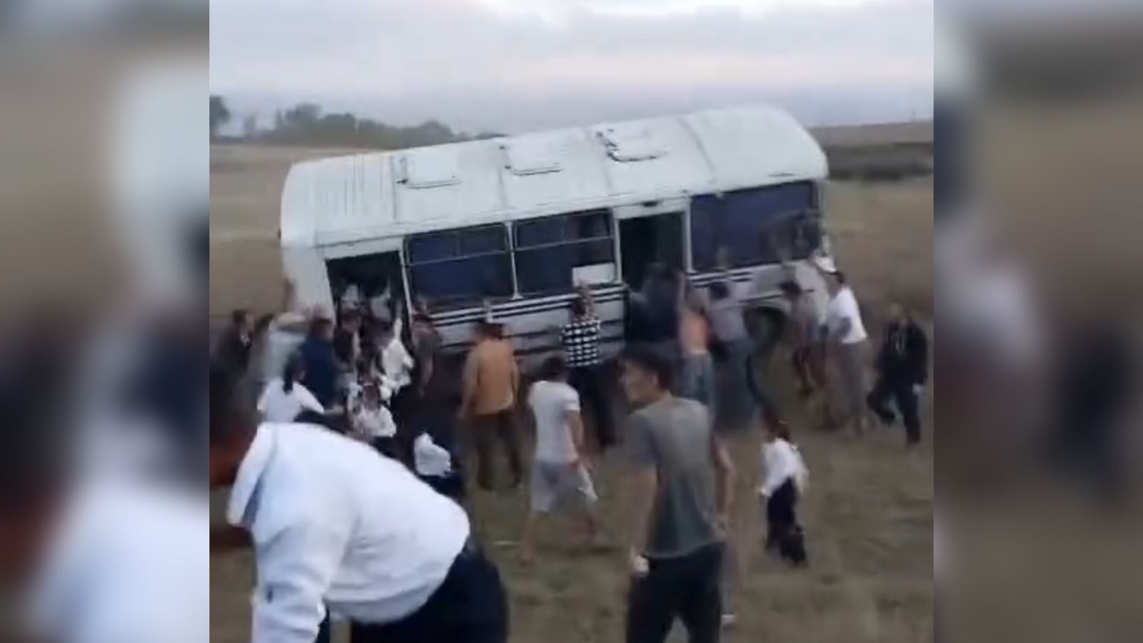 Алматы облысында оқушылар мінген автобус жол апатына ұшырады: екі адам қаза тапты