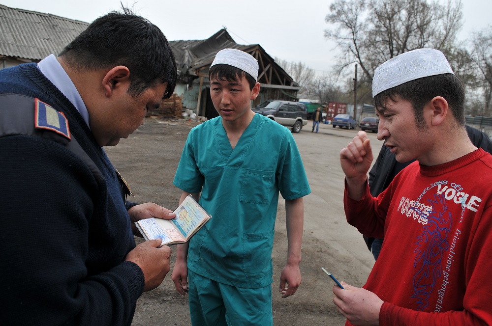 Алматы: Заңсыз жүрген шетелдіктер елден шығарылды