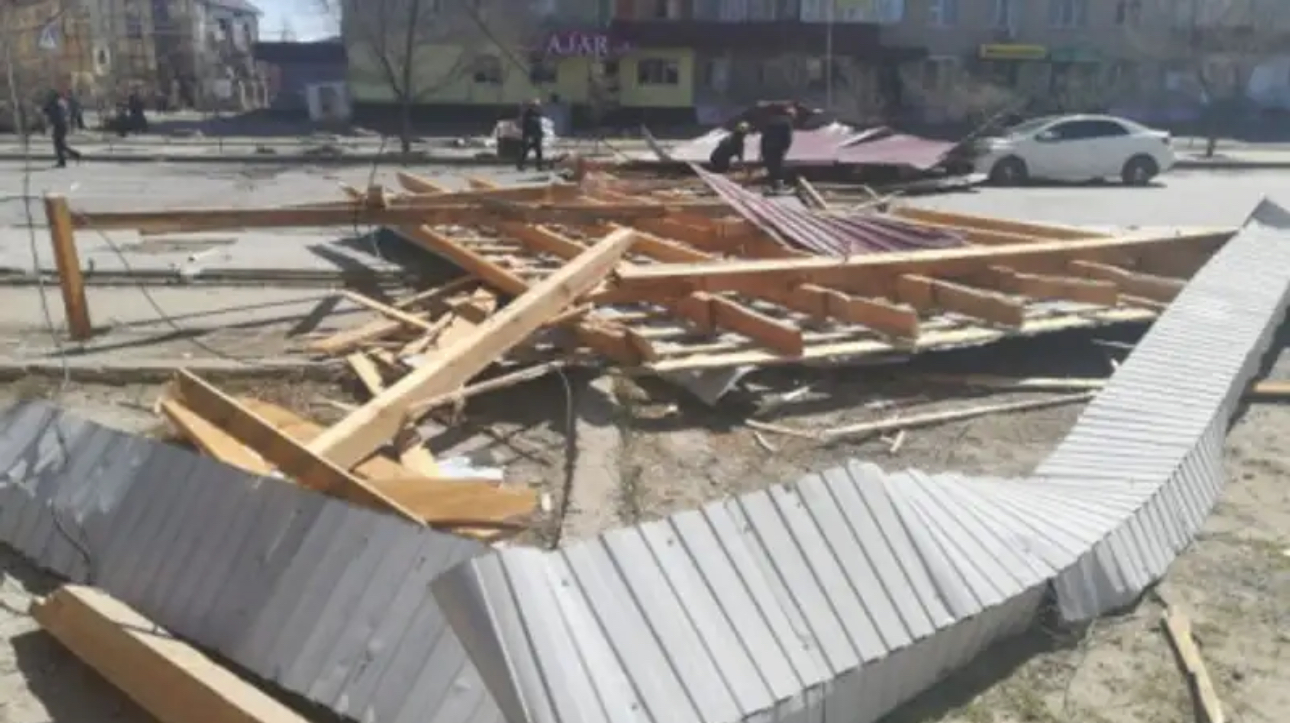 Қарағанды облысында қатты жел тұрғын үйлердің шатырын ұшырып кетті