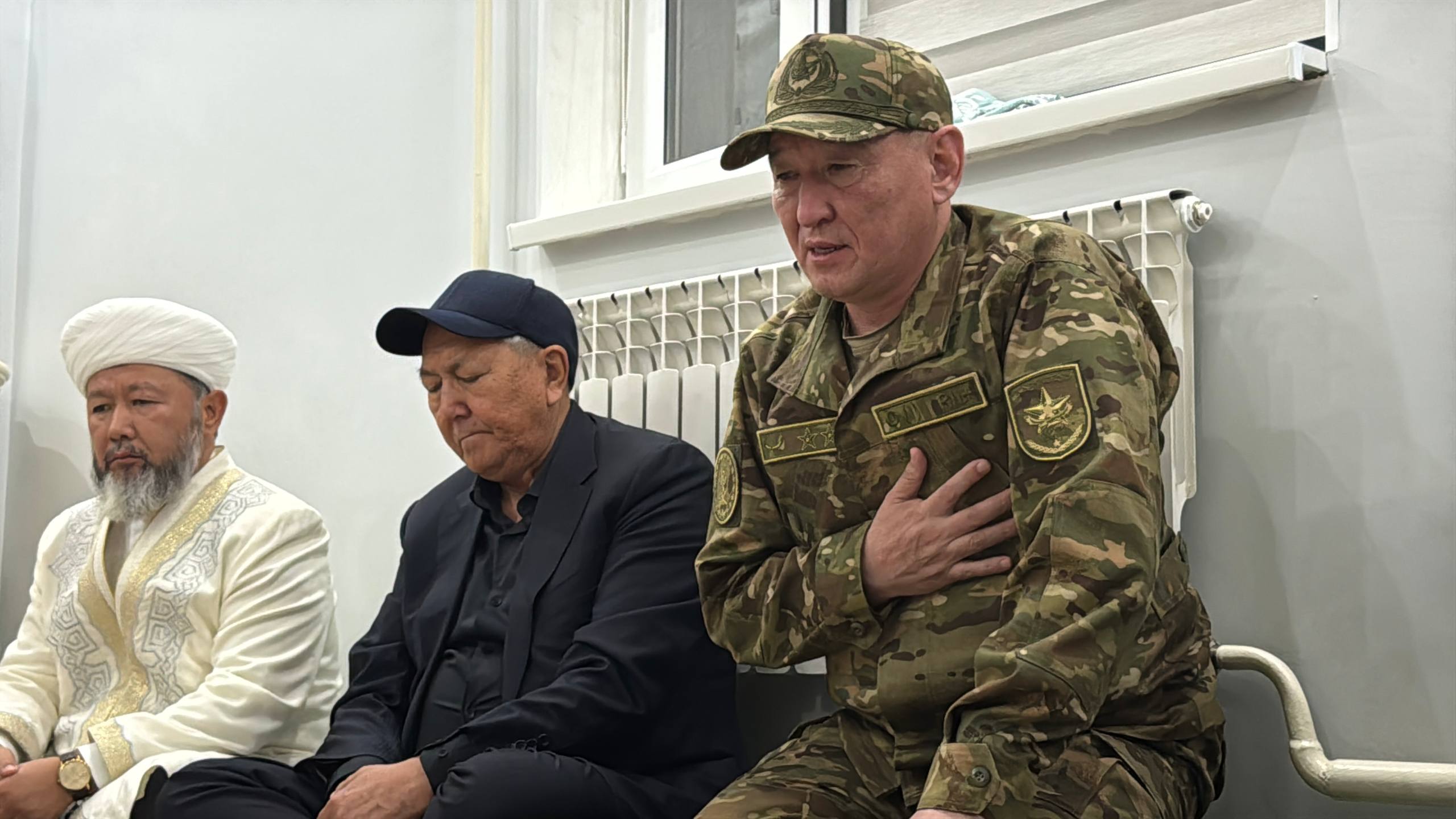 Қорғаныс министрі қаза болған әскери қызметшілердің отбасыларына барды