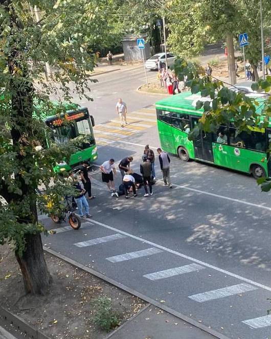 Алматыда автобус самокат мінген екі қызды қағып кетті