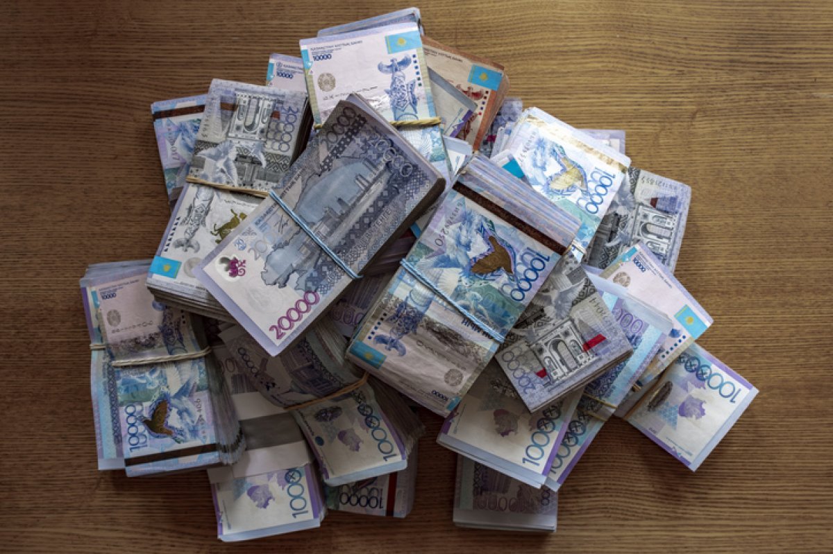 Экс-депутат 2,6 млрд теңге жымқырып, 170 миллионын казинода ұтылған