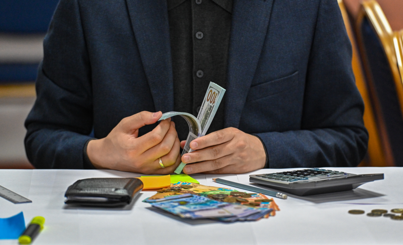 БҚО-да 118 млн теңге бюджет қаражатын заңсыз иемденген лудоман-бухгалтер қамауға алынды