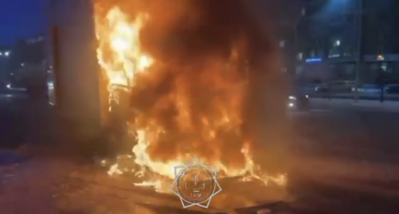 Астананың сол жағалауында мектептің жанында жүк көлігі өртенді