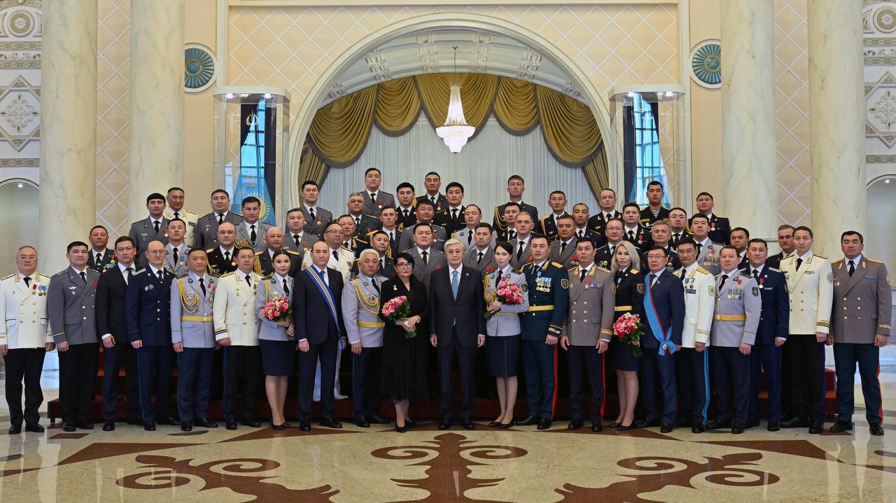 Президент әскери және қызметтік борышын өтеуде ерлік көрсеткен бір топ азаматты марапаттады