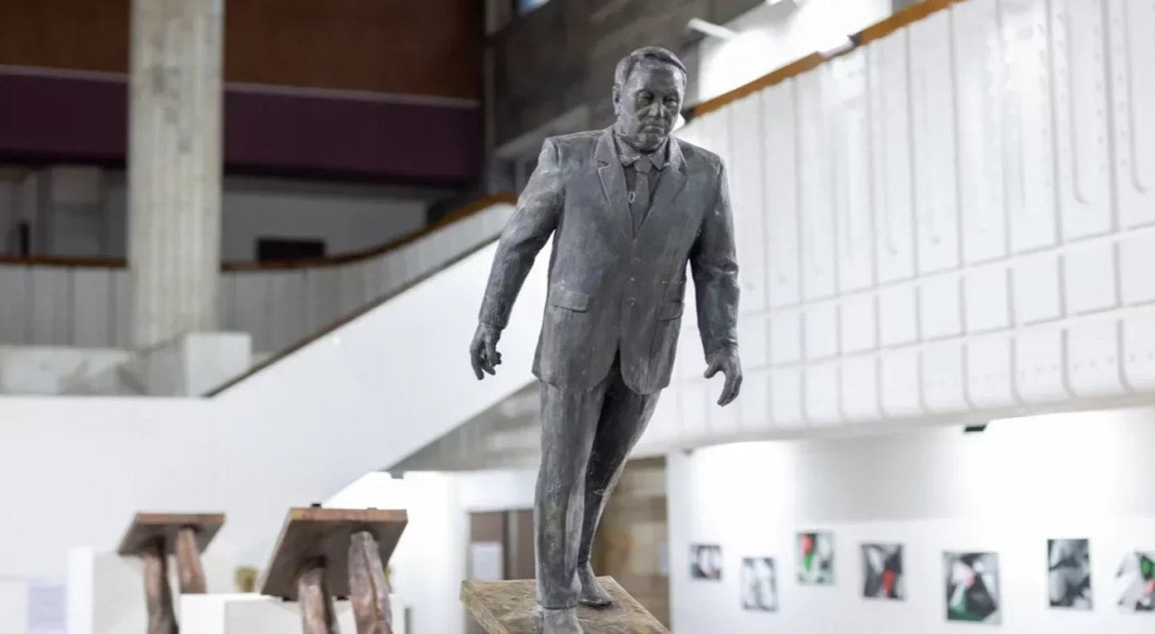 Назарбаев мүсінінің құлау сәтін бейнелеген туындыны ресейлік музей сатып алды