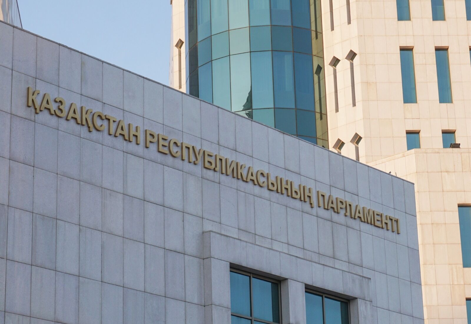 Сенаторлар заңға түзету енгізді: әкелердің балаға күтімі еңбек өтіліне қосылады 