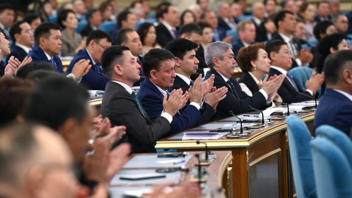 Құрылтай депутаттары халыққа адал қызмет етуге ант беруде
