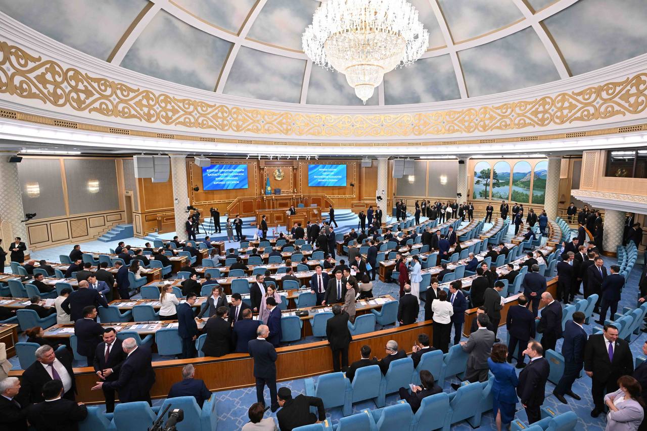 Президент Құрылтайдың бірінші шақырылымының бірінші сессиясын ашты 