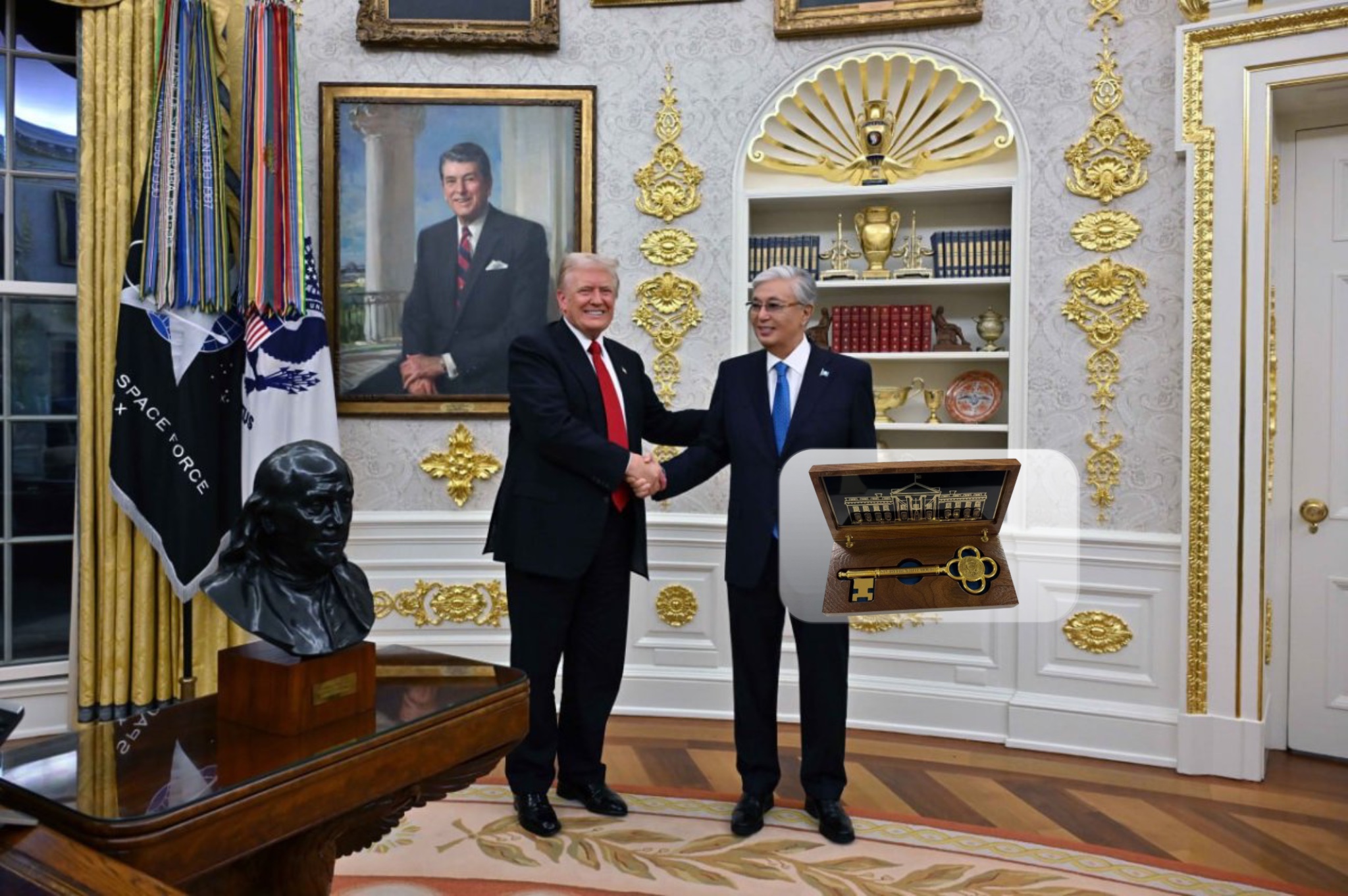 АҚШ президенті Тоқаевқа құрмет көрсетіп, Ақ үйдің кілтін сыйлады